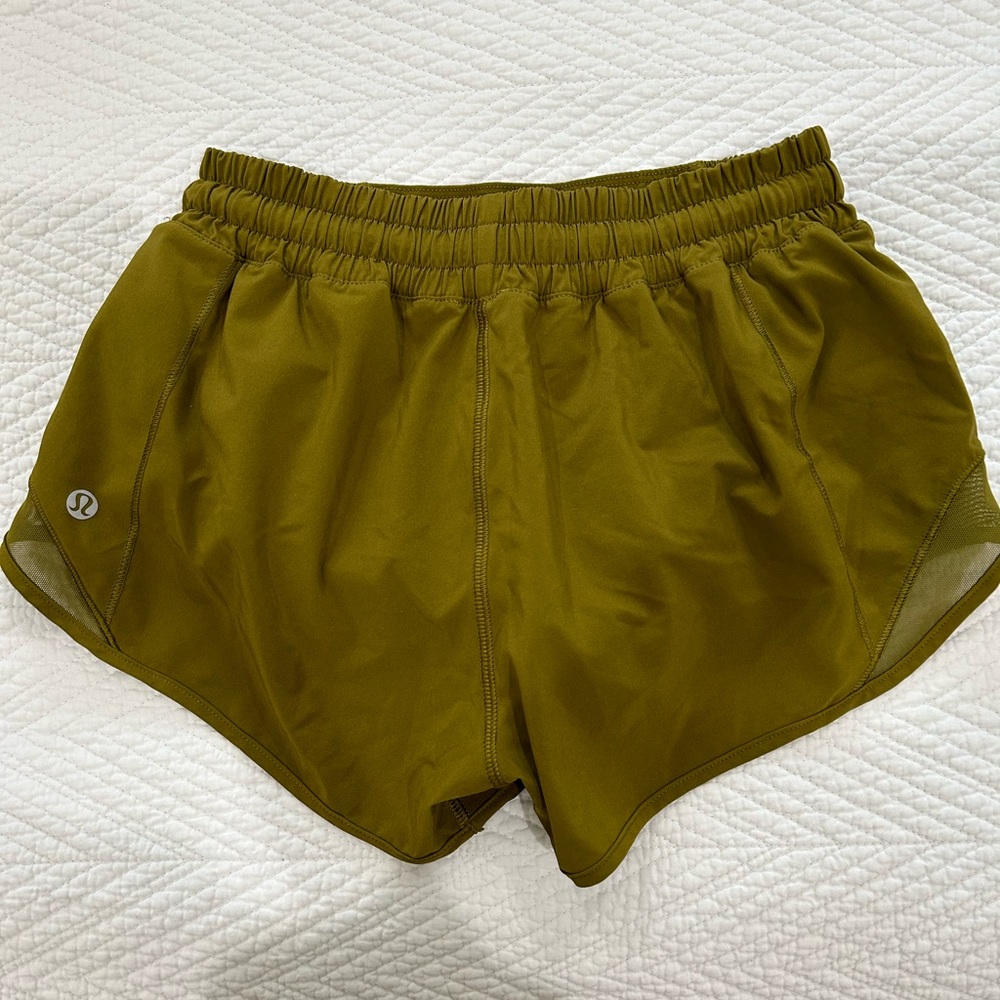 Lululemon size 4 hotty hot shorts 2.5 inch in olive